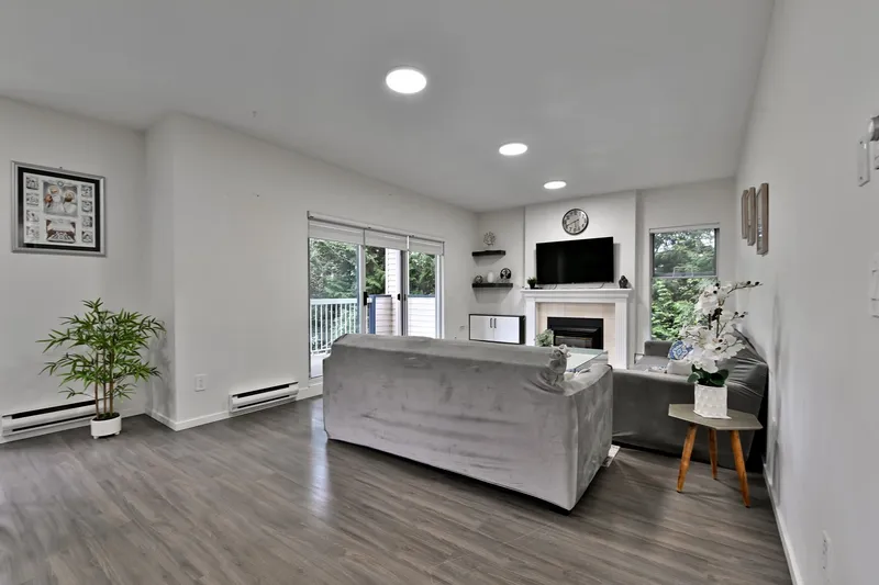 215 13918 72 AVENUE - photo 1 of 25