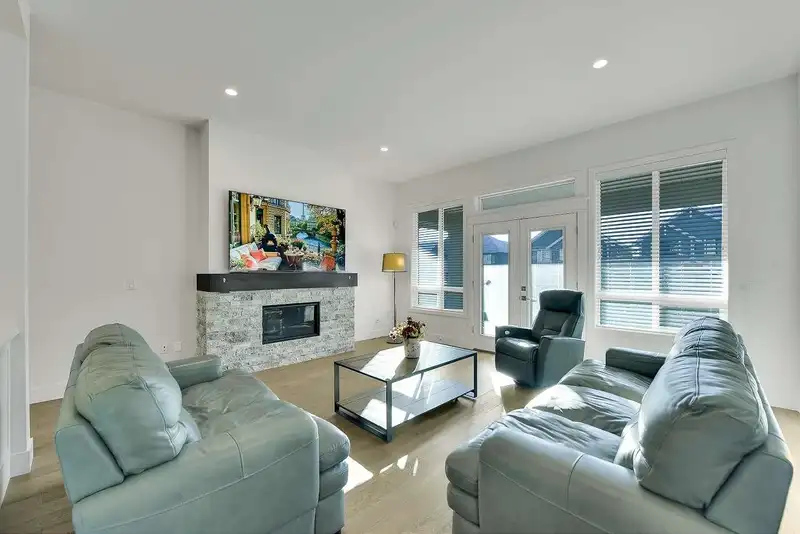 16771 17 AVENUE - photo 4 of 35