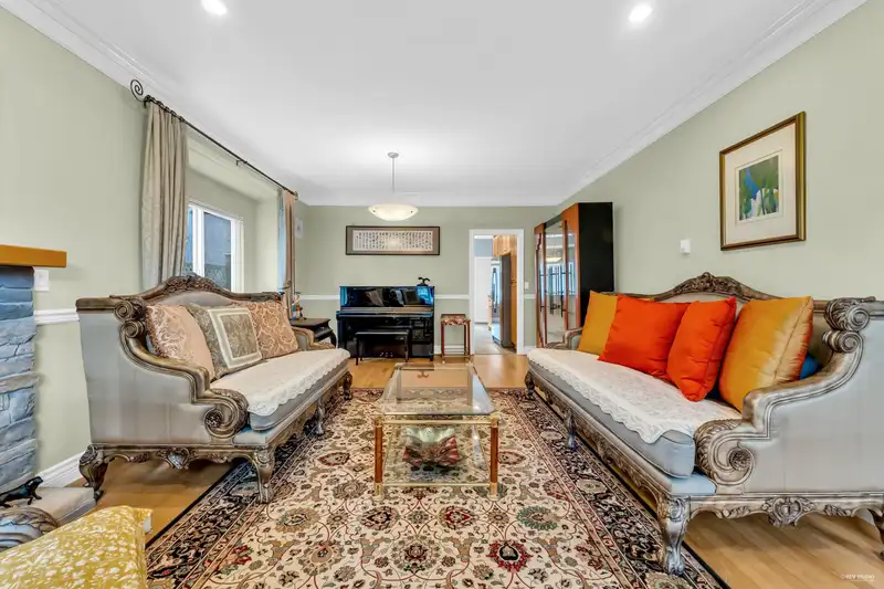 4306 PINEWOOD CRESCENT - photo 3 of 37