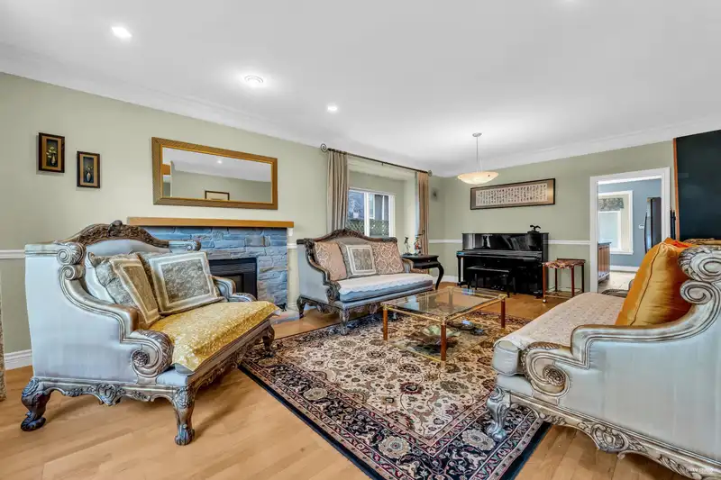 4306 PINEWOOD CRESCENT - photo 4 of 37
