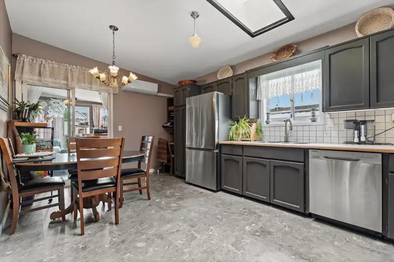 64 9055 ASHWELL ROAD - photo 4 of 26