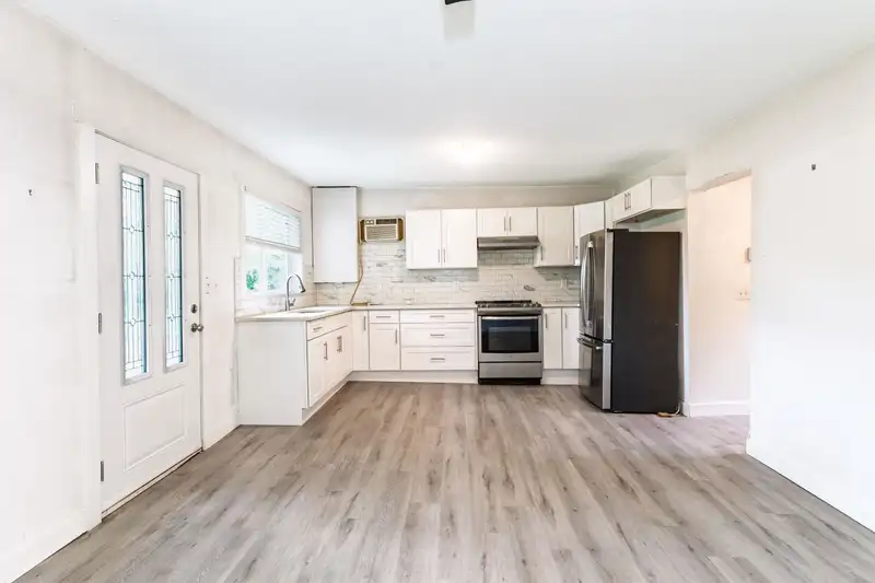 20420 LORNE AVENUE - photo 3 of 30