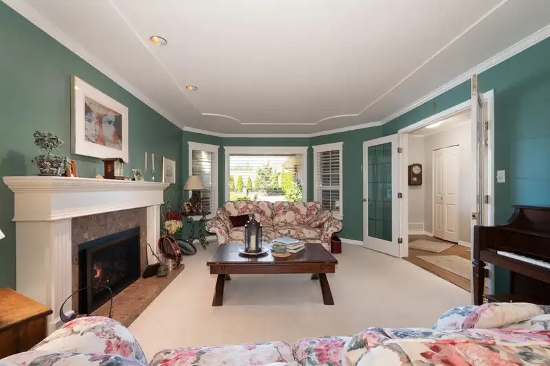 6526 GIBBONS DRIVE - photo 3 of 33
