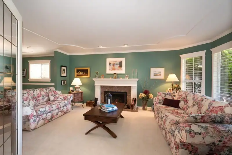 6526 GIBBONS DRIVE - photo 4 of 33