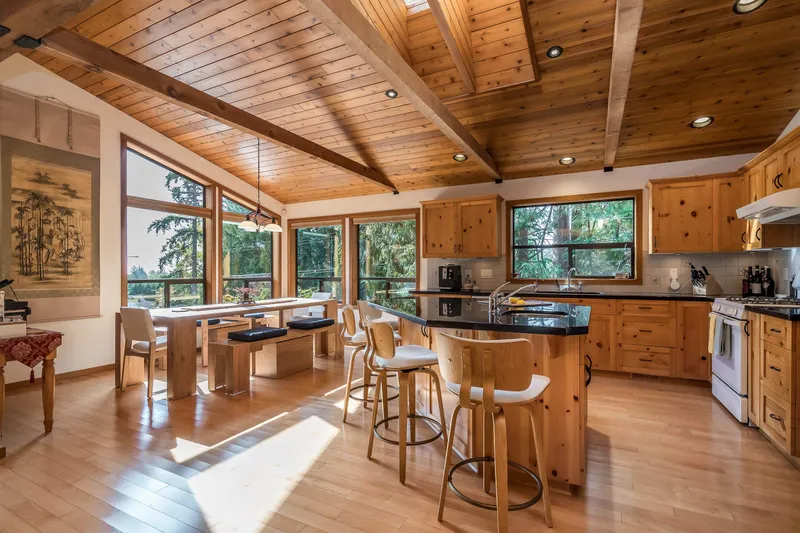 914 164 STREET - photo 2 of 25