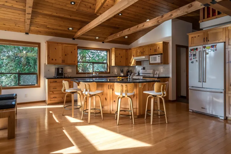 914 164 STREET - photo 3 of 25