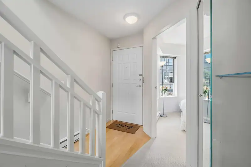 319 678 W 7TH AVENUE - photo 4 of 32