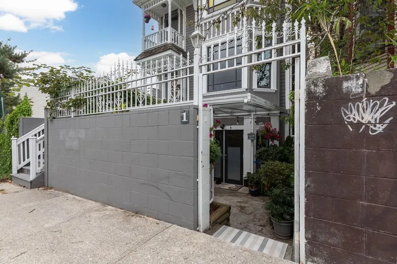 1 451 E PENDER STREET - photo 2 of 25