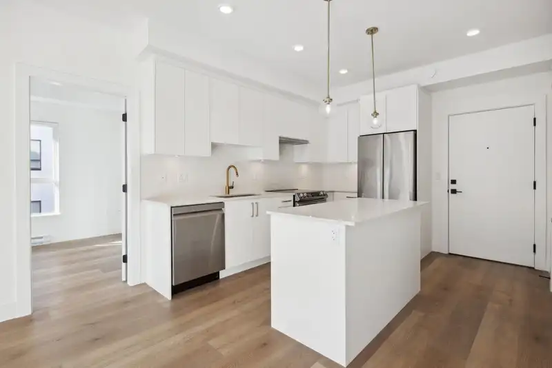 402 20282 72B AVENUE - photo 3 of 14