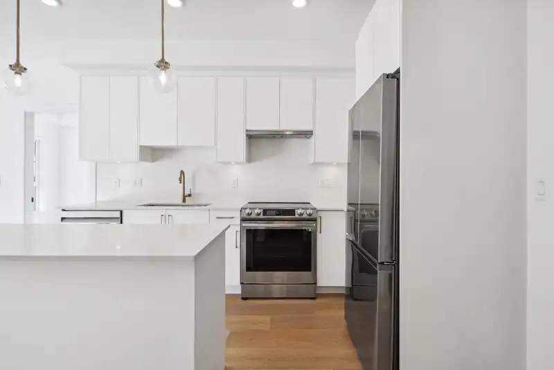 402 20282 72B AVENUE - photo 4 of 14