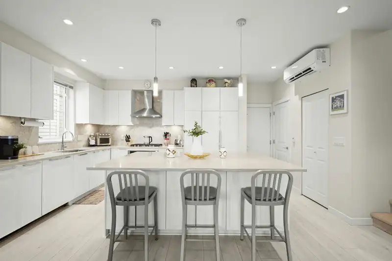 113 5311 ADMIRAL WAY - photo 1 of 40