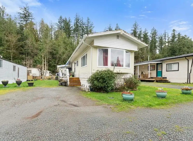 27 3942 COLUMBIA VALLEY ROAD - photo 1 of 10