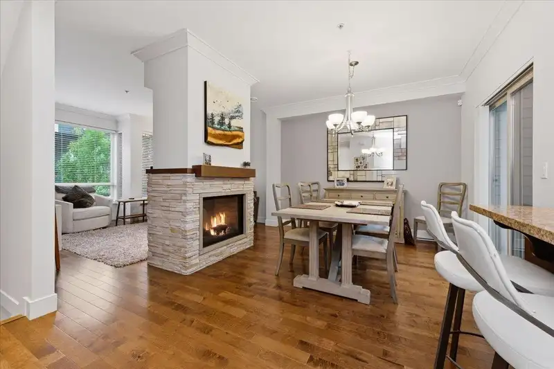 24 897 PREMIER STREET - photo 1 of 26