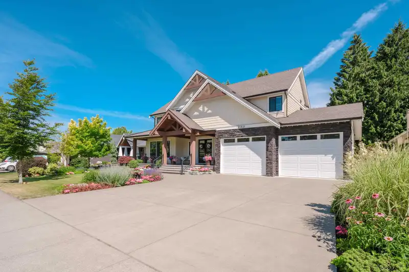 21931 46 AVENUE - photo 3 of 40