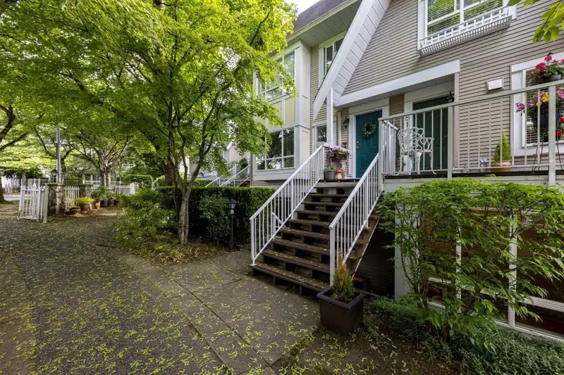 79 6588 SOUTHOAKS CRESCENT - photo 1 of 23