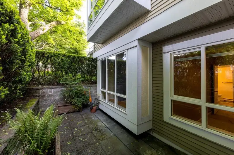 79 6588 SOUTHOAKS CRESCENT - photo 2 of 23
