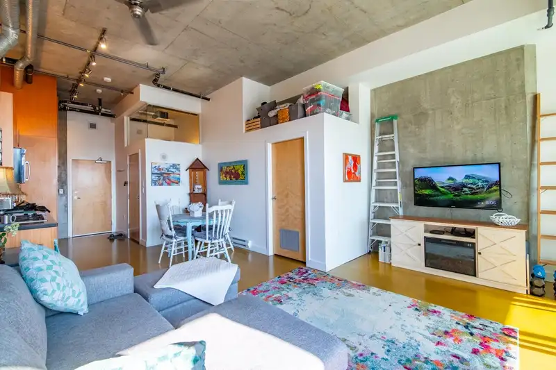 303 495 W 6TH AVENUE - photo 3 of 21