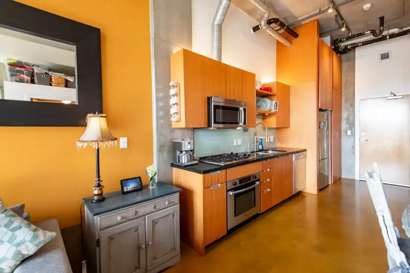 303 495 W 6TH AVENUE - photo 4 of 21