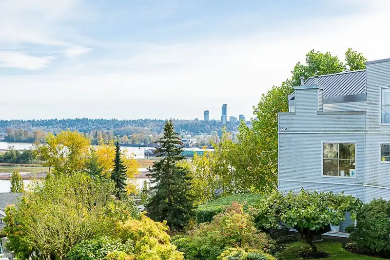 205 68 RICHMOND STREET - photo 1 of 36