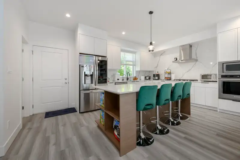 38 10488 124 STREET - photo 4 of 32