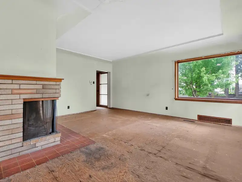 3325 E 49TH AVENUE - photo 4 of 22