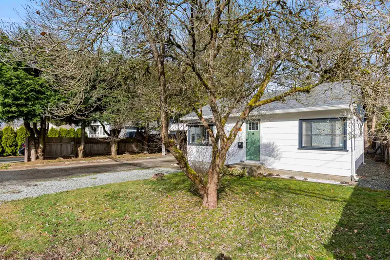 21555 121 AVENUE - photo 1 of 35