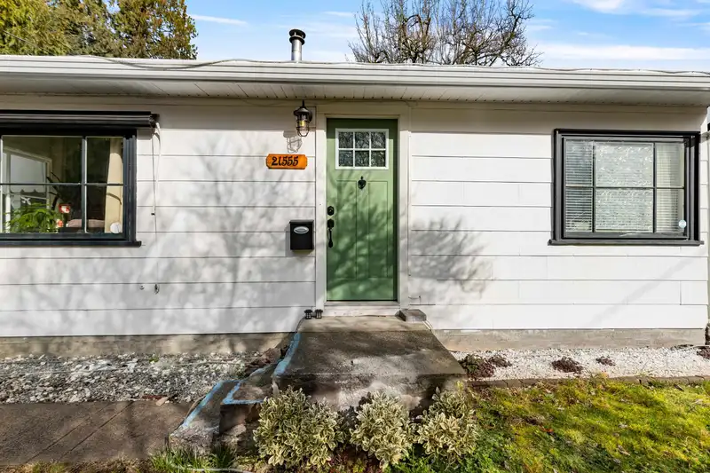 21555 121 AVENUE - photo 2 of 35