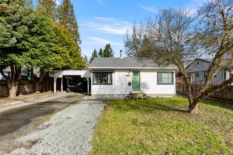 21555 121 AVENUE - photo 4 of 35