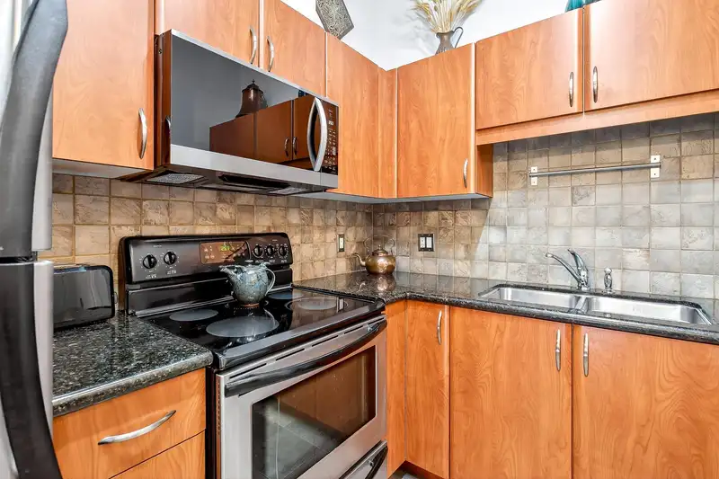 415 285 NEWPORT DRIVE - photo 4 of 38