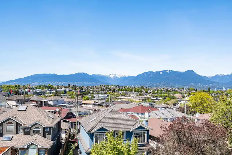 1 3378 SEAFORTH DRIVE - photo 1 of 28