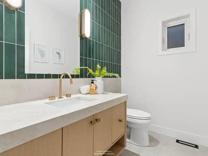 2 2541 E 2ND AVENUE - photo 2 of 32