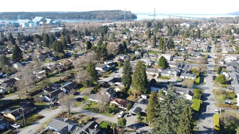 1319 COTTONWOOD CRESCENT - photo 2 of 8