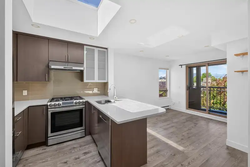 401 688 E 16TH AVENUE - photo 2 of 36