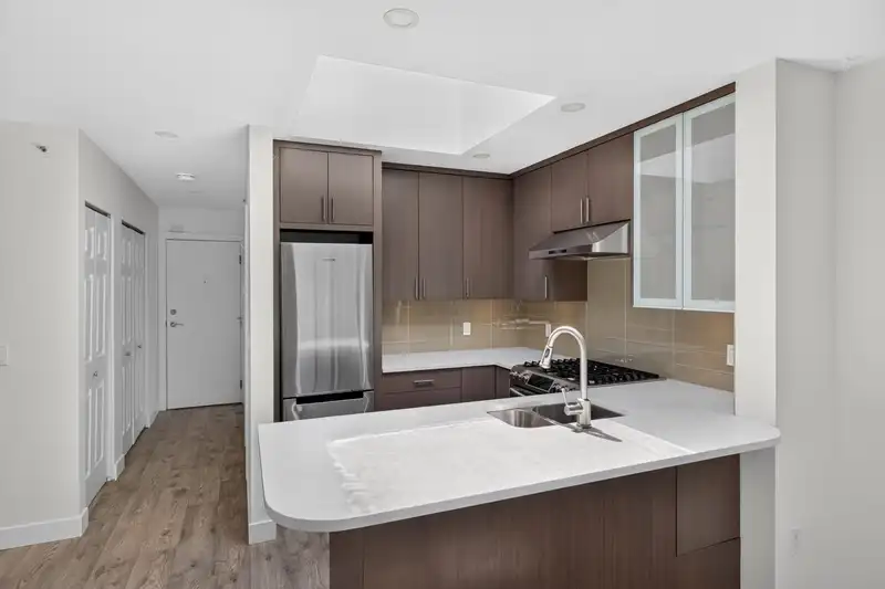 401 688 E 16TH AVENUE - photo 3 of 36