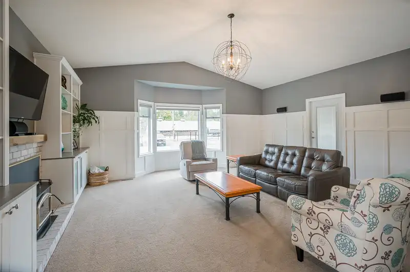 19810 20 AVENUE - photo 3 of 31