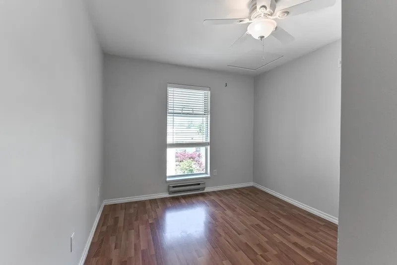 320 13911 70 AVENUE - photo 3 of 14