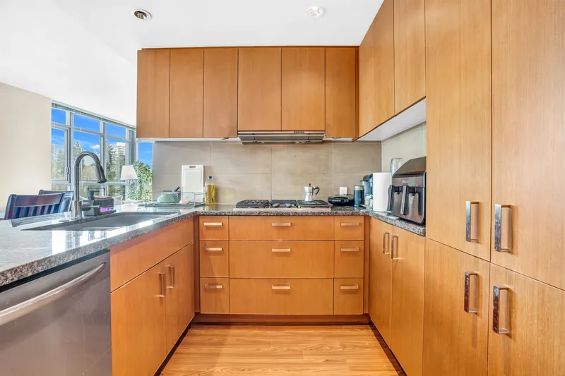 1003 3008 GLEN DRIVE - photo 2 of 25