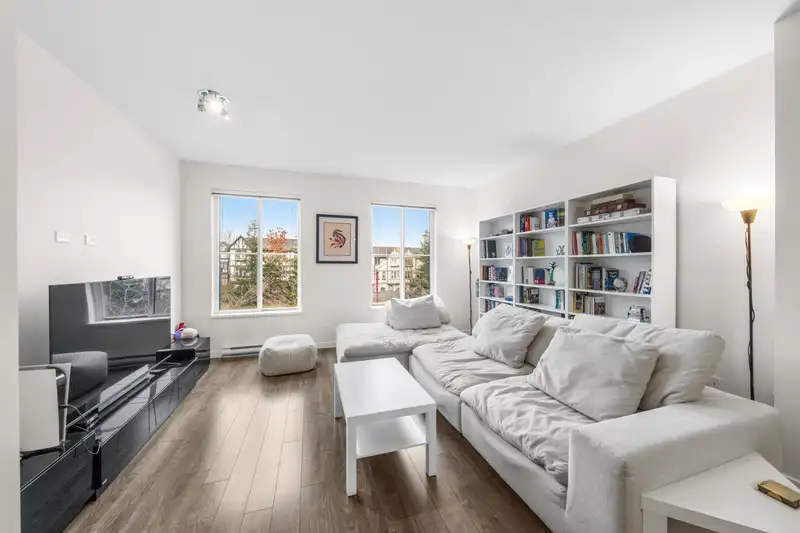 56 10735 84 AVENUE - photo 1 of 40