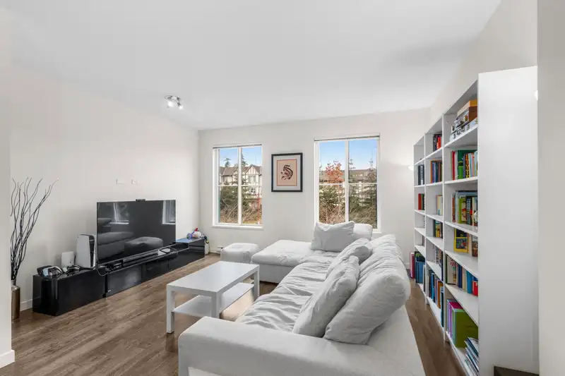 56 10735 84 AVENUE - photo 2 of 40