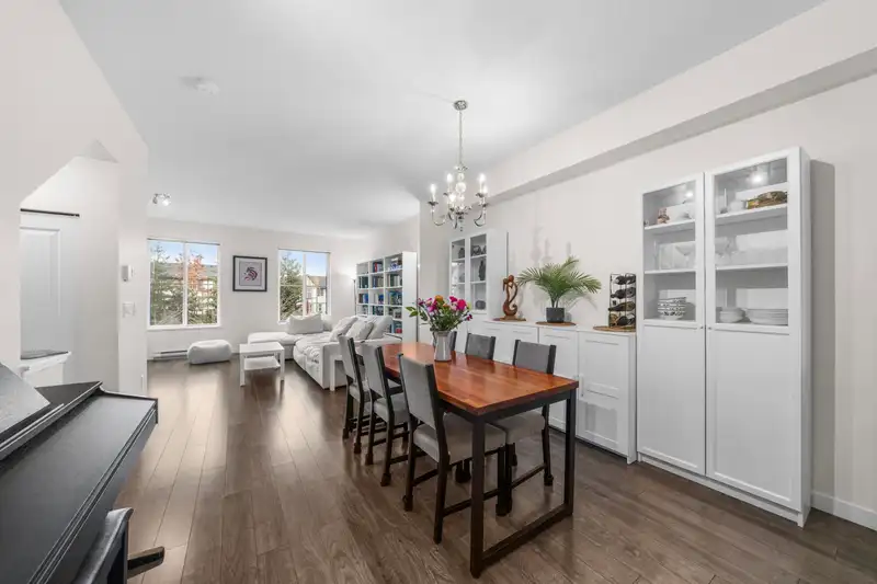 56 10735 84 AVENUE - photo 4 of 40