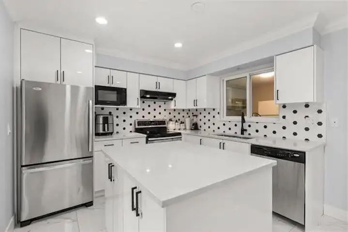 15077 86B AVENUE - photo 3 of 20