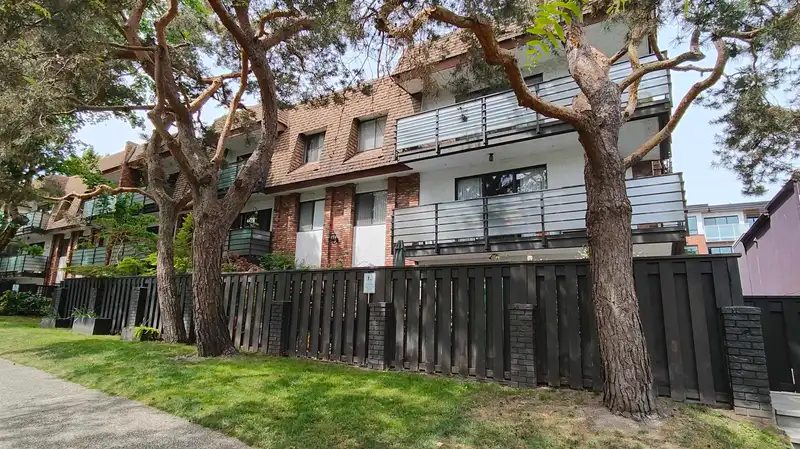 202 1933 W 5TH AVENUE - photo 2 of 11