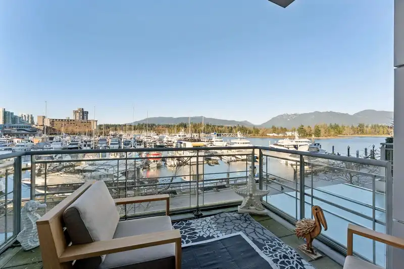 103 323 JERVIS STREET - photo 1 of 40