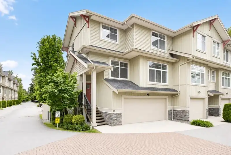 28 20967 76 AVENUE - photo 1 of 40