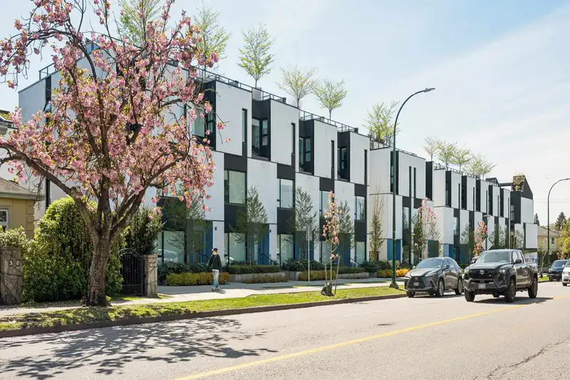 211 90 KING EDWARD AVENUE - photo 1 of 12