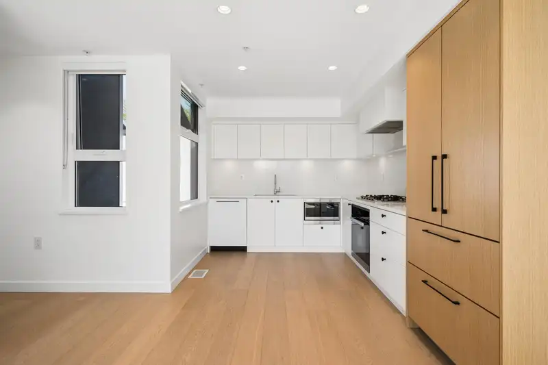 211 90 KING EDWARD AVENUE - photo 3 of 12