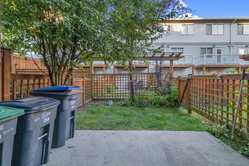 174 16177 83 AVENUE - photo 3 of 23