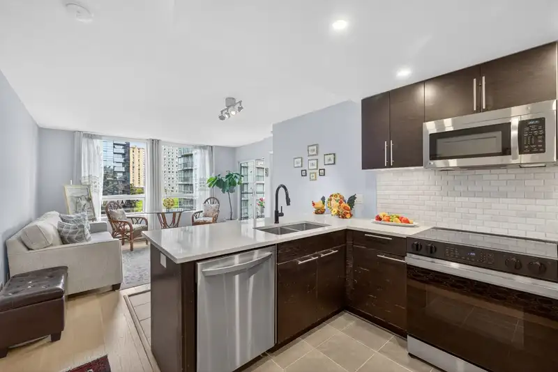 1005 811 HELMCKEN STREET - photo 1 of 33