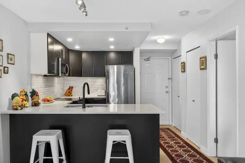 1005 811 HELMCKEN STREET - photo 2 of 33