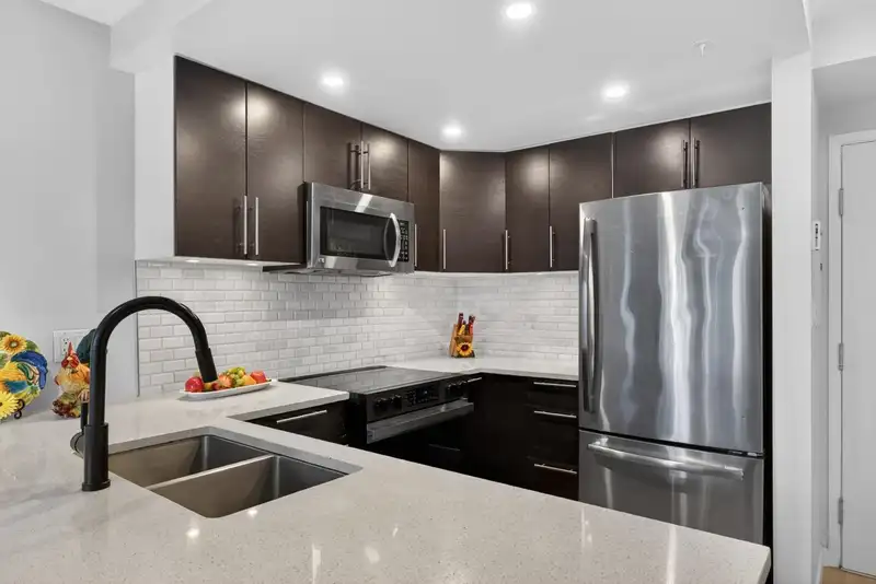 1005 811 HELMCKEN STREET - photo 3 of 33